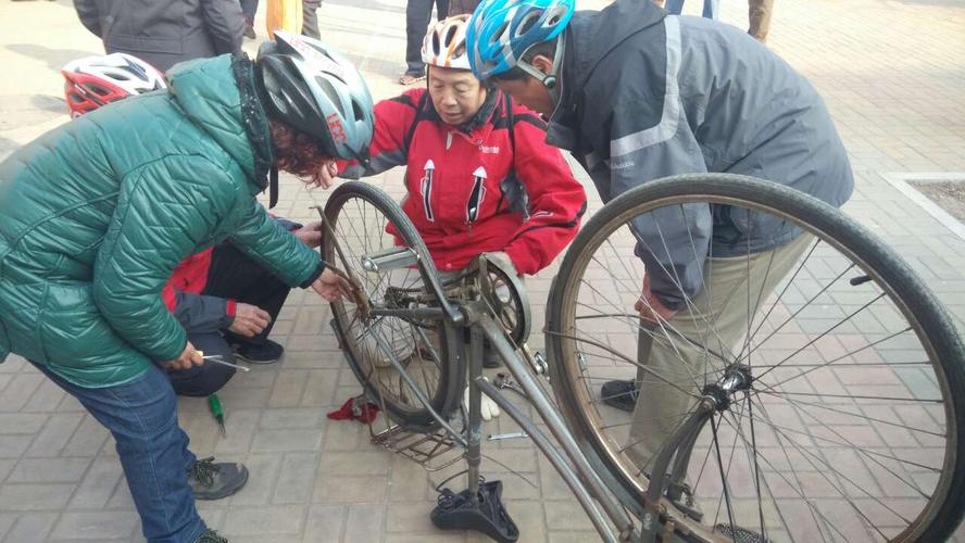 丰台区自行车运动协会参加"义务修车学雷锋绿色出行助畅通"活动